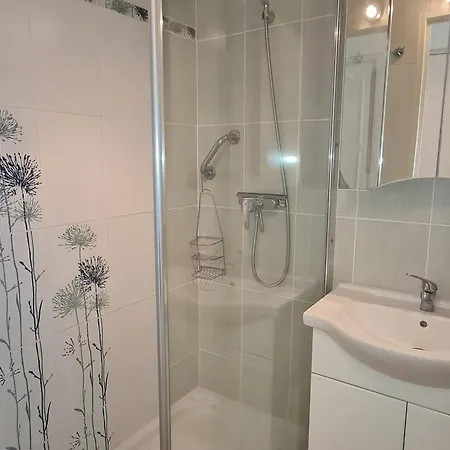 2p Avec Balcon, Piscine Et Parking Proche Centre De - Fr-1-780-40 Apartment