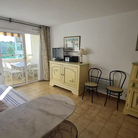 2p Avec Balcon, Piscine Et Parking Proche Centre De - Fr-1-780-40 * Sainte-Maxime